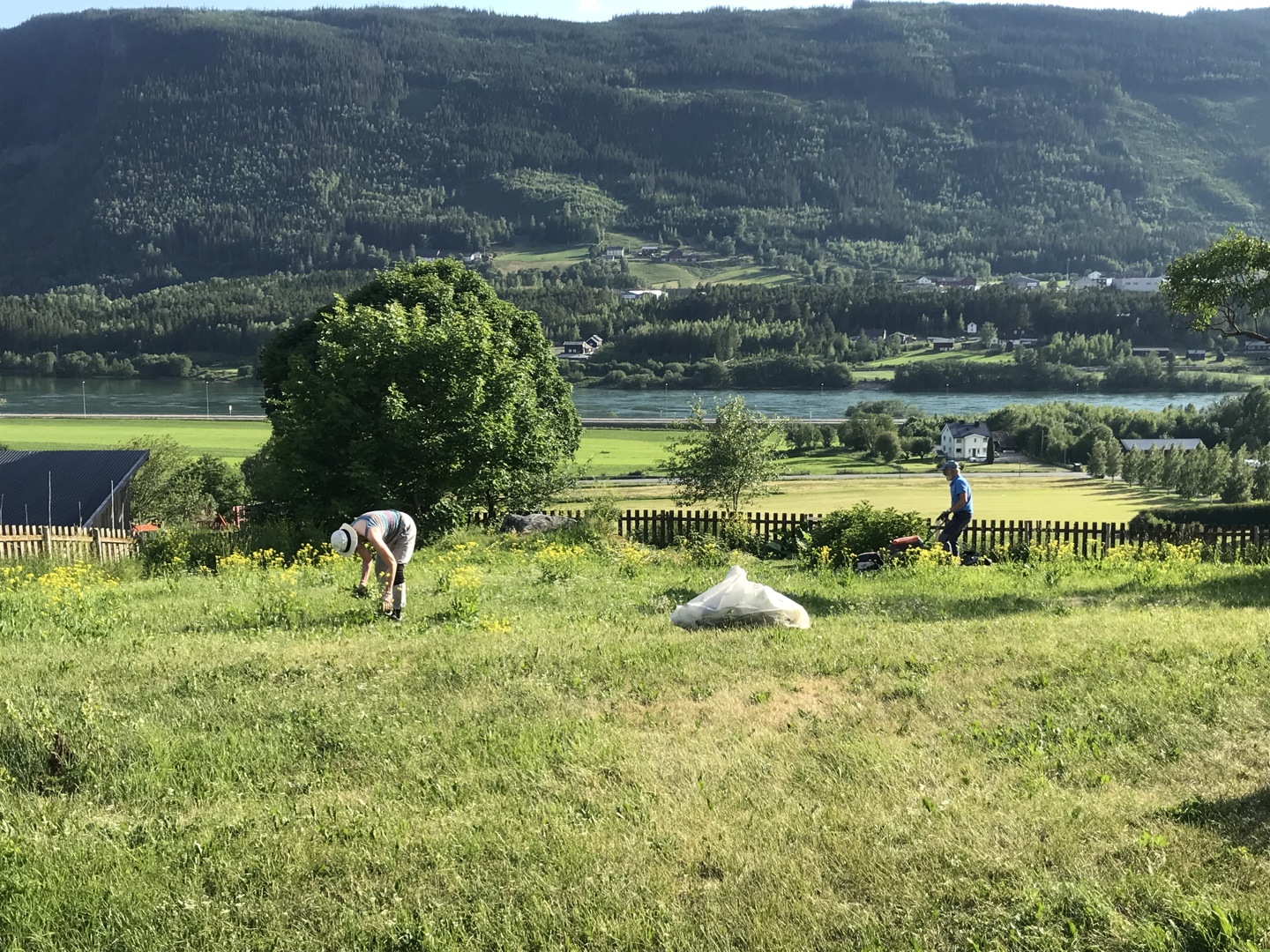 Dugnad i hagen i Øyer Prestegård